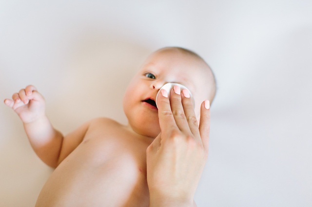 PHẢI LÀM GÌ KHI MẮT BÉ BỊ ĐỔ GHÈN?